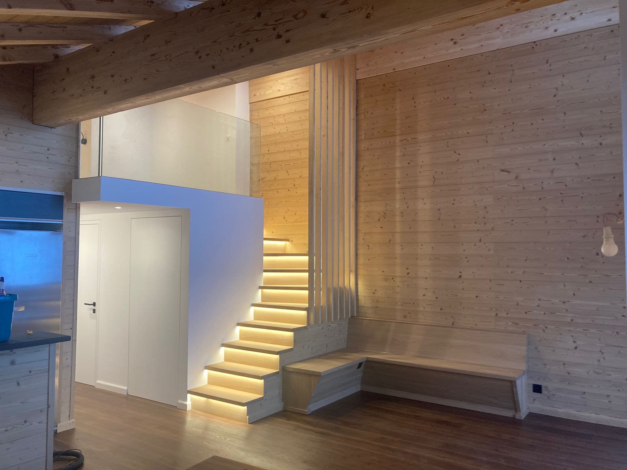 2022 — Crans-Montana — Escalier et rangements